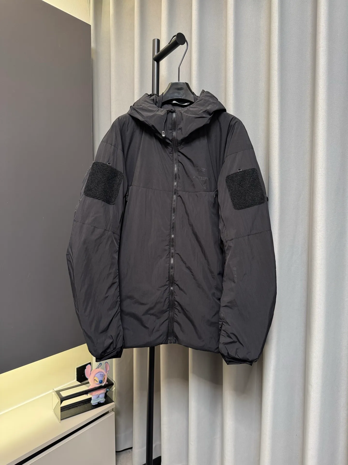 【Premium 】 Arc·teryx 26fw ! N WINDSTOPPER 2L ， Coreloft 100 ， 。 Cold Series ， ， ， ！ ， 。 windstopper ,n Gossamera Fusion WS。 ， ： 1： WINDSTOPPER ， ， ， ， 。 Coreloft ， 。 。 2： 。 3： ， ， 。 4： ， ， 。 ， ， ： / Gray/ Size：s/m/l/xl/xxl